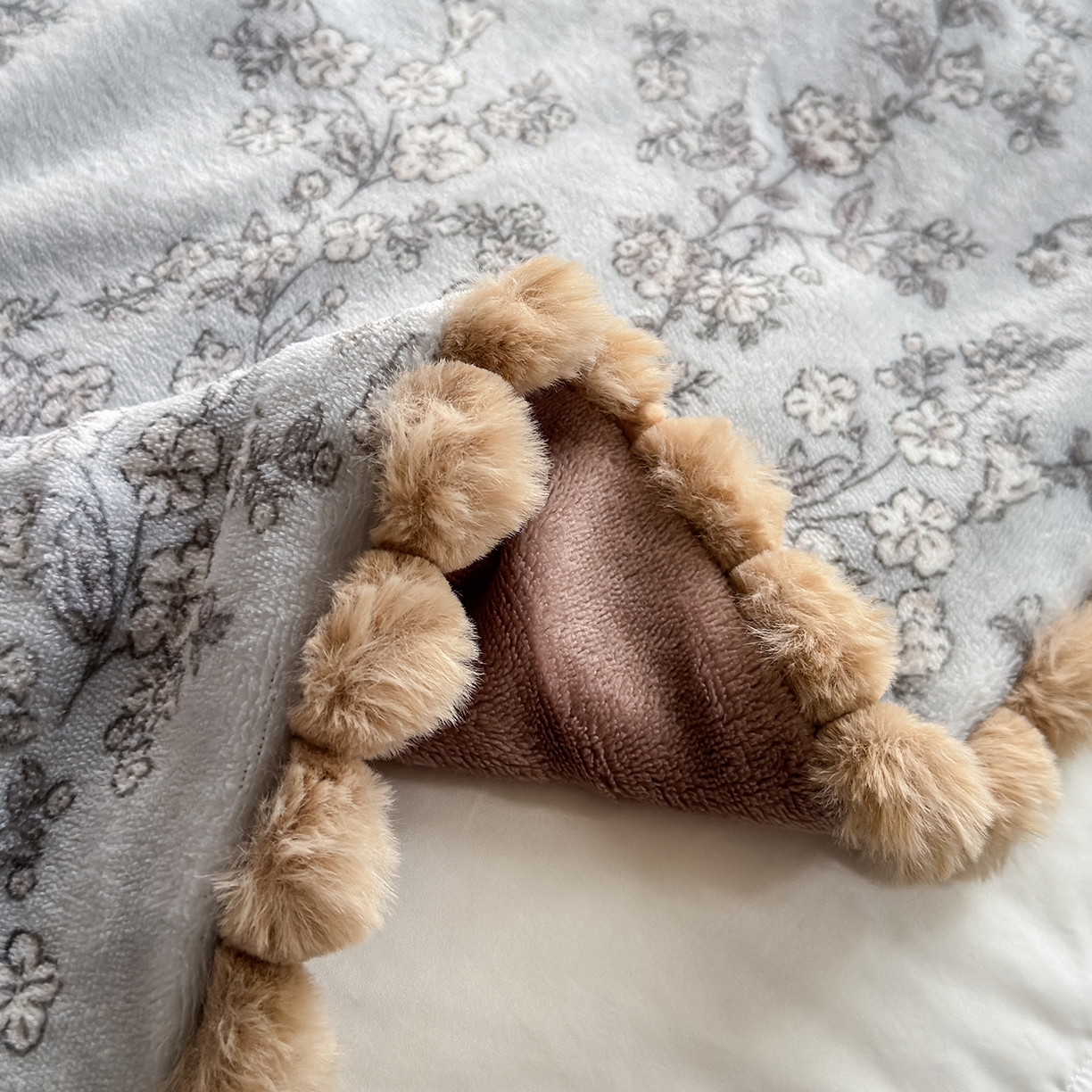 91家纺网 家纺一手货源 找家纺 艾咪-Amy ntmy 2025新款毛球款法式复古风牛奶绒双层毯毛毯毯子 梦花影