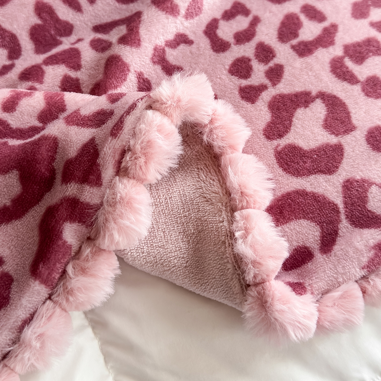 91家纺网 家纺一手货源 找家纺 艾咪-Amy ntmy 2025新款毛球款法式复古风牛奶绒双层毯毛毯毯子 躲猫猫粉