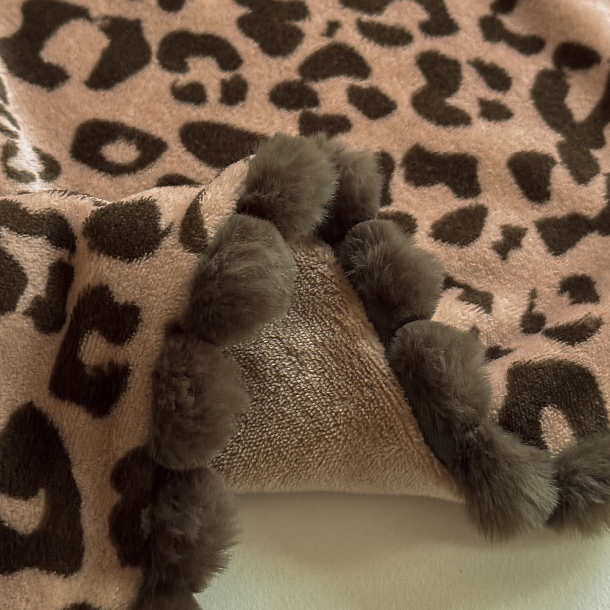 91家纺网 家纺一手货源 找家纺 艾咪-Amy ntmy 2025新款毛球款法式复古风牛奶绒双层毯毛毯毯子 躲猫猫咖