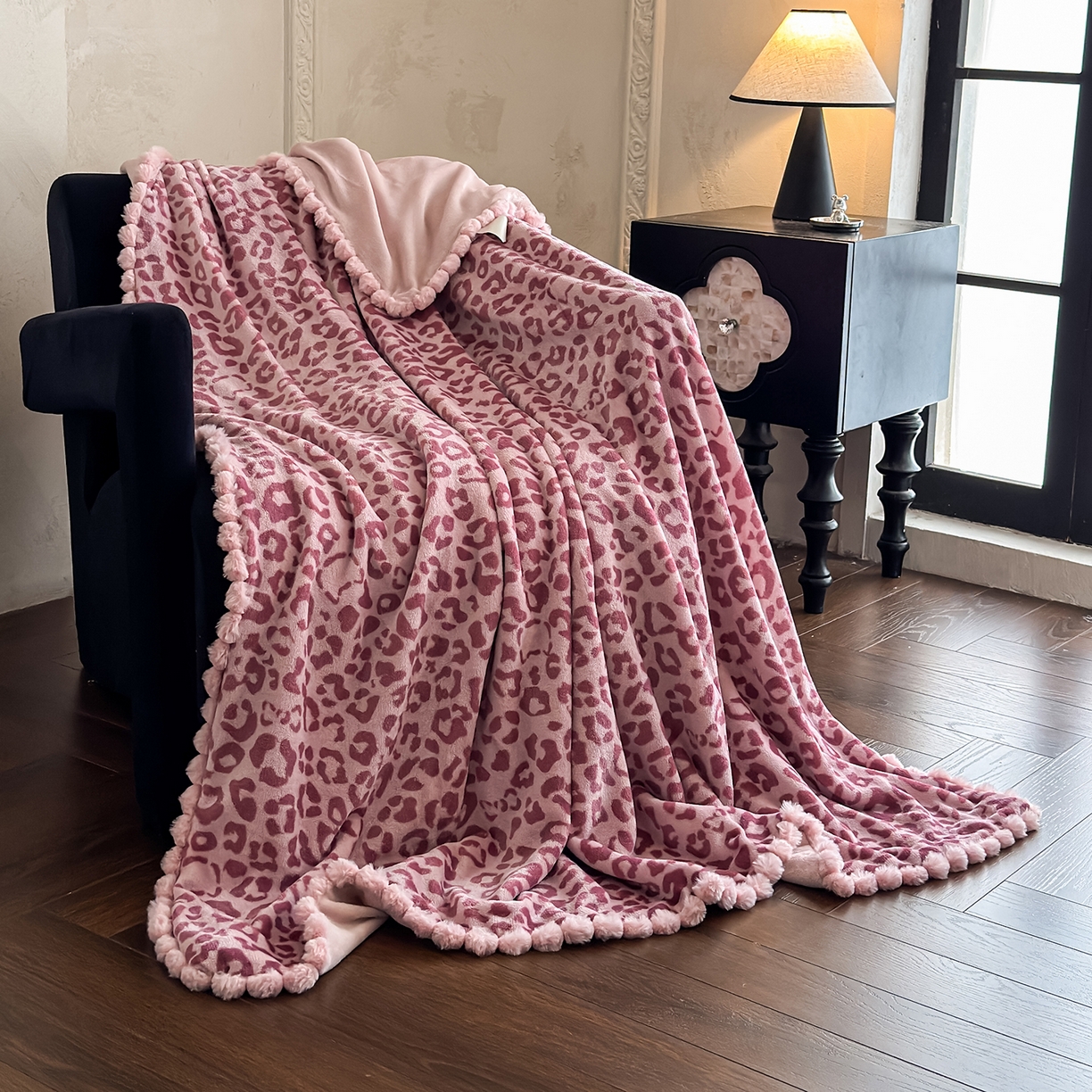 91家纺网 家纺一手货源 找家纺 艾咪-Amy ntmy 2025新款毛球款法式复古风牛奶绒双层毯毛毯毯子 躲猫猫粉