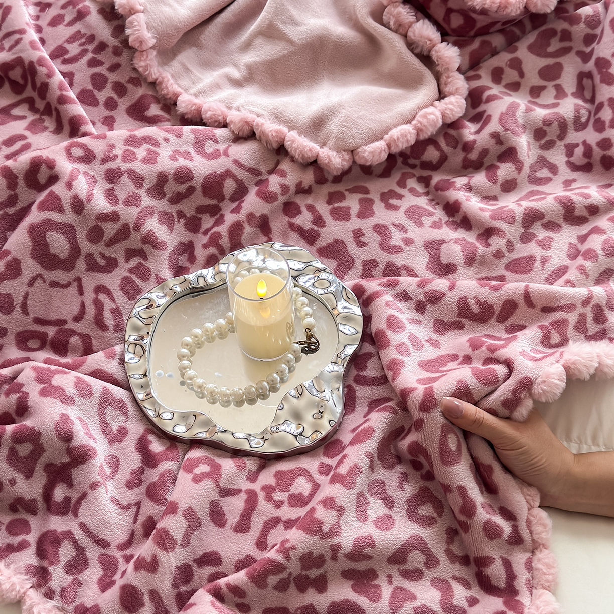 91家纺网 家纺一手货源 找家纺 艾咪-Amy ntmy 2025新款毛球款法式复古风牛奶绒双层毯毛毯毯子 躲猫猫粉