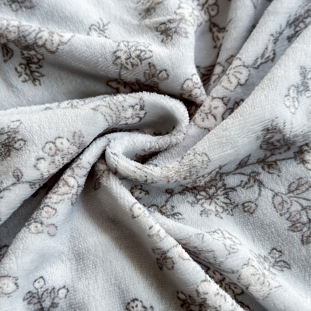 91家纺网 家纺一手货源 找家纺 艾咪-Amy ntmy 2025新款毛球款法式复古风牛奶绒双层毯毛毯毯子 梦花影