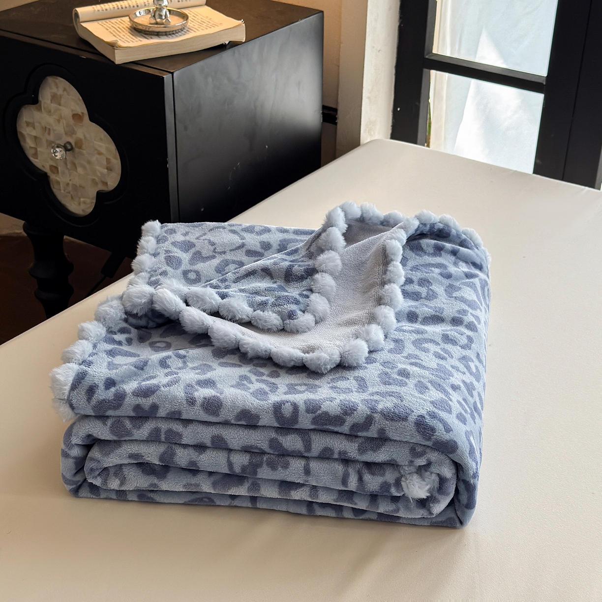 91家纺网 家纺一手货源 找家纺 艾咪-Amy ntmy 2025新款毛球款法式复古风牛奶绒双层毯毛毯毯子 躲猫猫蓝