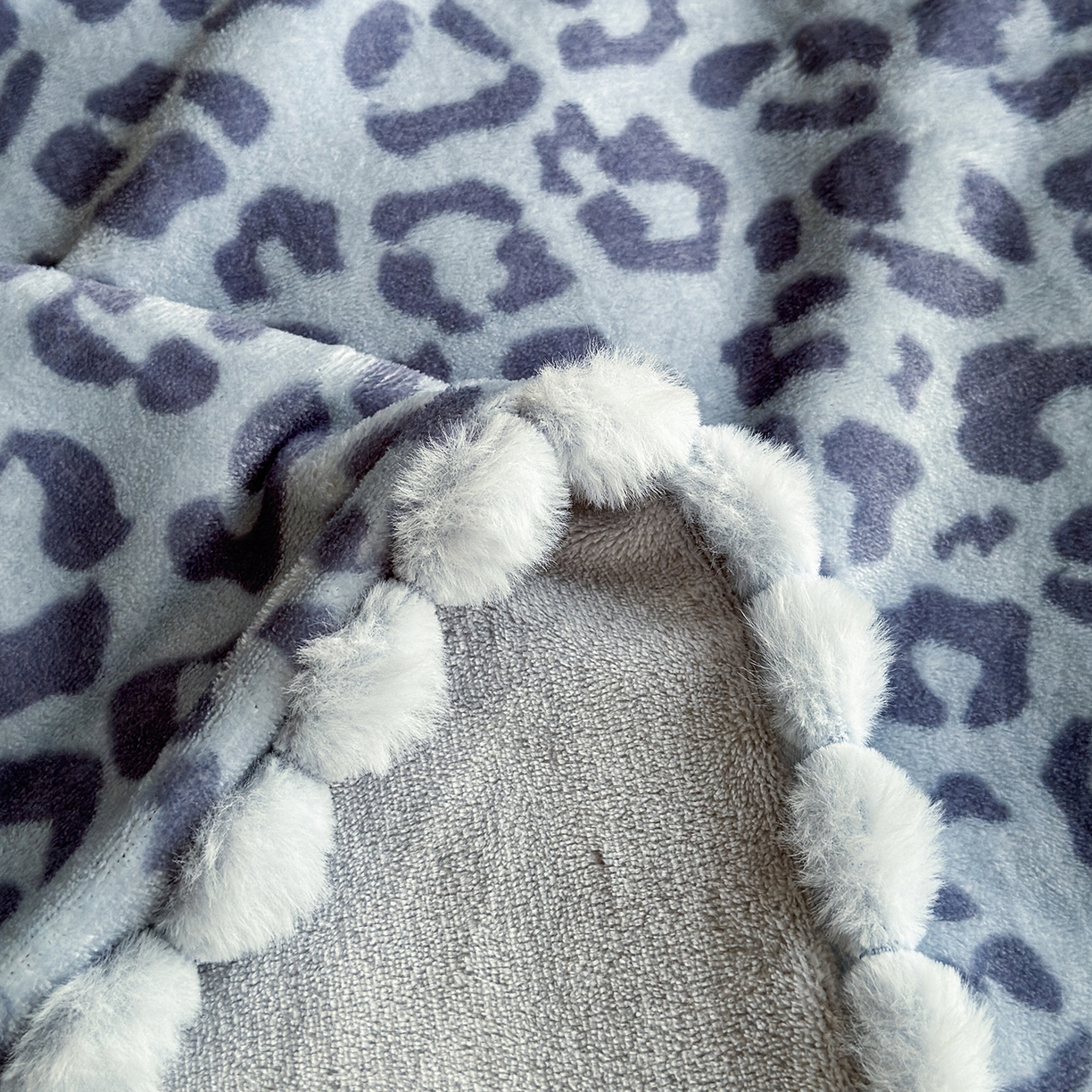 91家纺网 家纺一手货源 找家纺 艾咪-Amy ntmy 2025新款毛球款法式复古风牛奶绒双层毯毛毯毯子 躲猫猫蓝