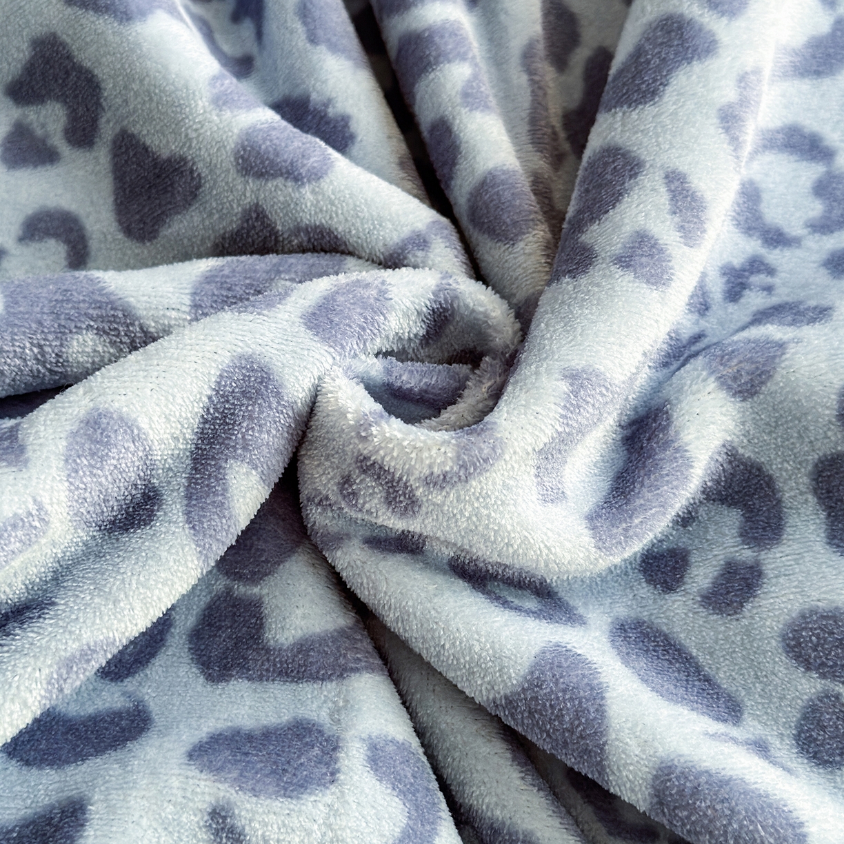 91家纺网 家纺一手货源 找家纺 艾咪-Amy ntmy 2025新款毛球款法式复古风牛奶绒双层毯毛毯毯子 躲猫猫蓝