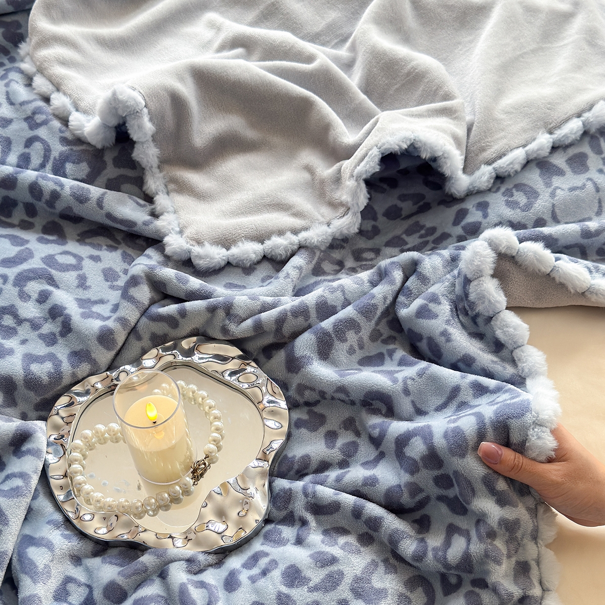 91家纺网 家纺一手货源 找家纺 艾咪-Amy ntmy 2025新款毛球款法式复古风牛奶绒双层毯毛毯毯子 躲猫猫蓝