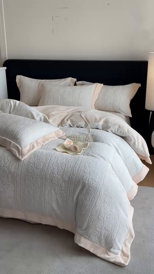 91家纺网 家纺一手货源 找家纺 民新家纺 2025新款牛奶绒宽包边雕花四件套 巴黎恋人-浅米黄