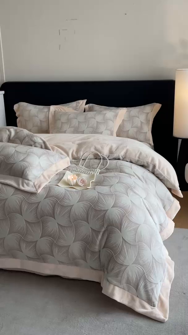 91家纺网 家纺一手货源 找家纺 民新家纺 2025新款牛奶绒宽包边雕花四件套 都市映像-燕麦色