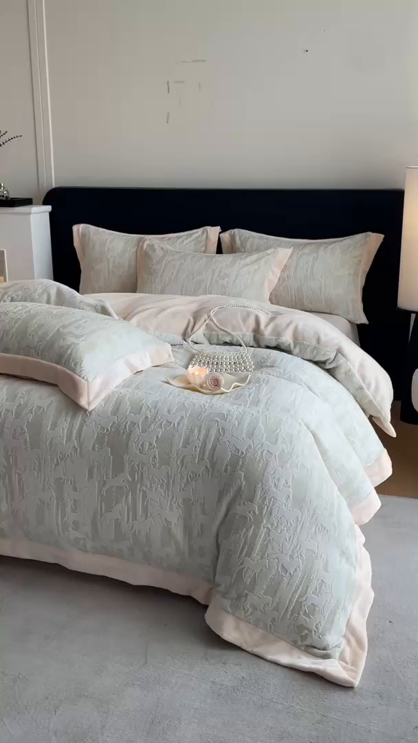 91家纺网 家纺一手货源 找家纺 民新家纺 2025新款牛奶绒宽包边雕花四件套 英伦骑士-浅绿