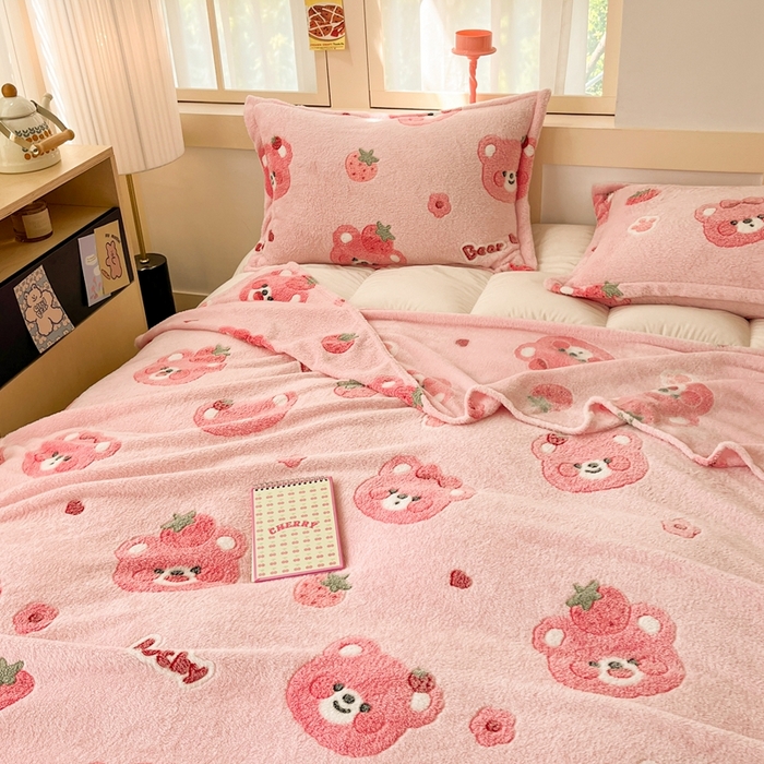 91家纺网 家纺一手货源 找家纺 川悦生活 2025新款高克重双面雪花绒印花毛毯三件套 毛毯甜系粉熊