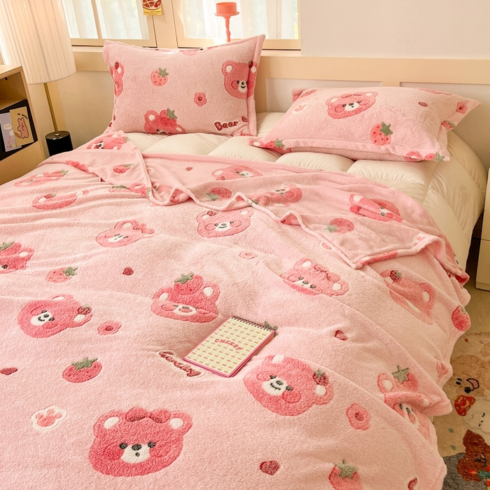 91家纺网 家纺一手货源 找家纺 川悦生活 2025新款高克重双面雪花绒印花毛毯三件套 毛毯甜系粉熊