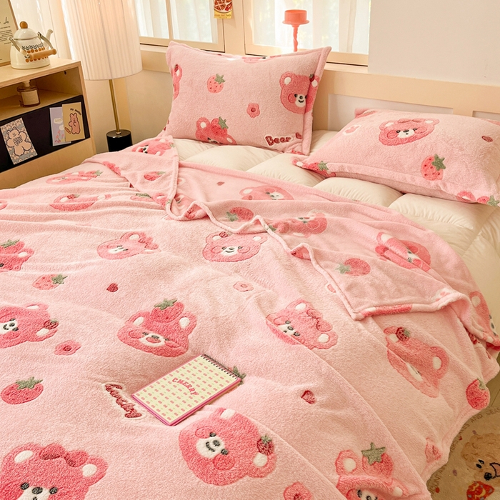 91家纺网 家纺一手货源 找家纺 川悦生活 2025新款高克重双面雪花绒印花毛毯三件套 毛毯甜系粉熊