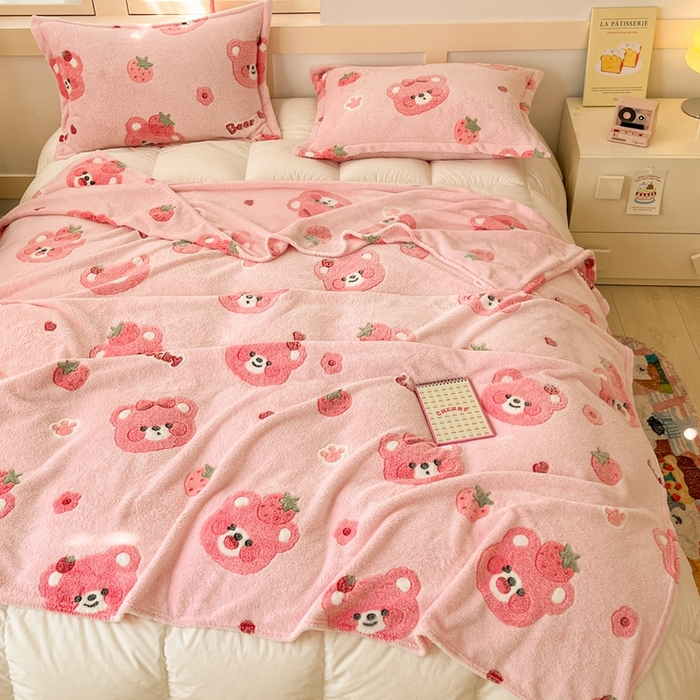 91家纺网 家纺一手货源 找家纺 川悦生活 2025新款高克重双面雪花绒印花毛毯三件套 毛毯甜系粉熊