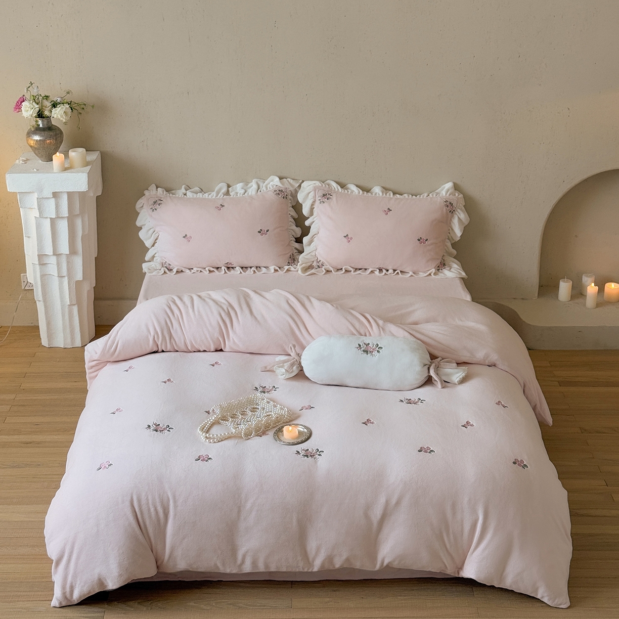 91家纺网 家纺一手货源 找家纺 （总）鹿班家居 2025新款冬季高克重牛奶绒刺绣系列四件套-樱花拾雪（标准会员-10元）