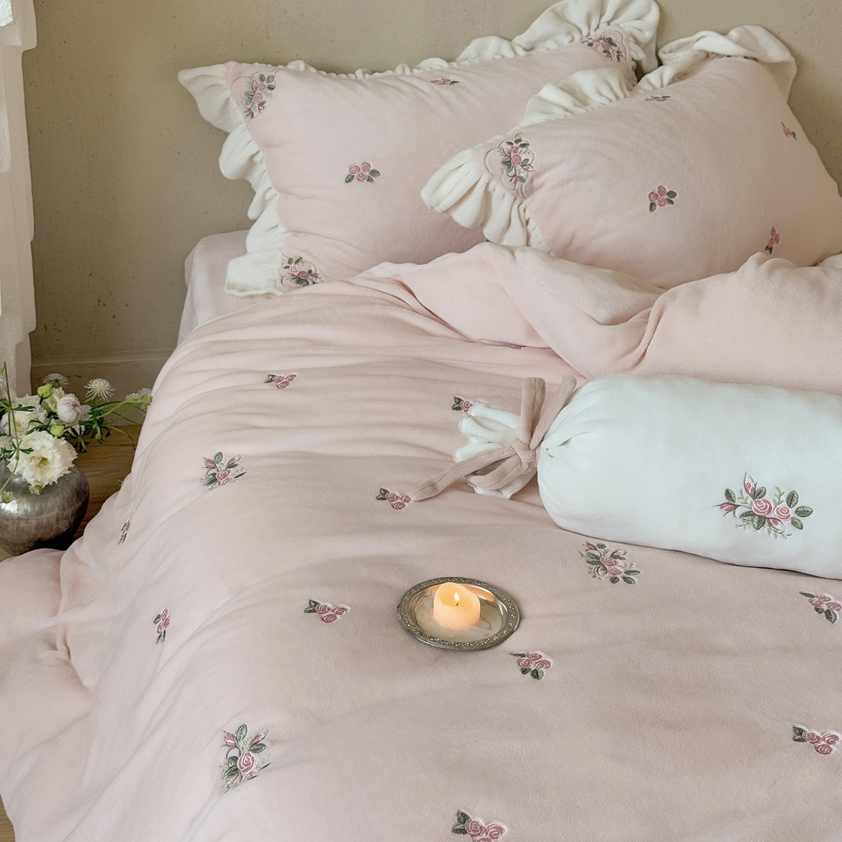 91家纺网 家纺一手货源 找家纺 （总）鹿班家居 2025新款冬季高克重牛奶绒刺绣系列四件套-樱花拾雪（标准会员-10元）