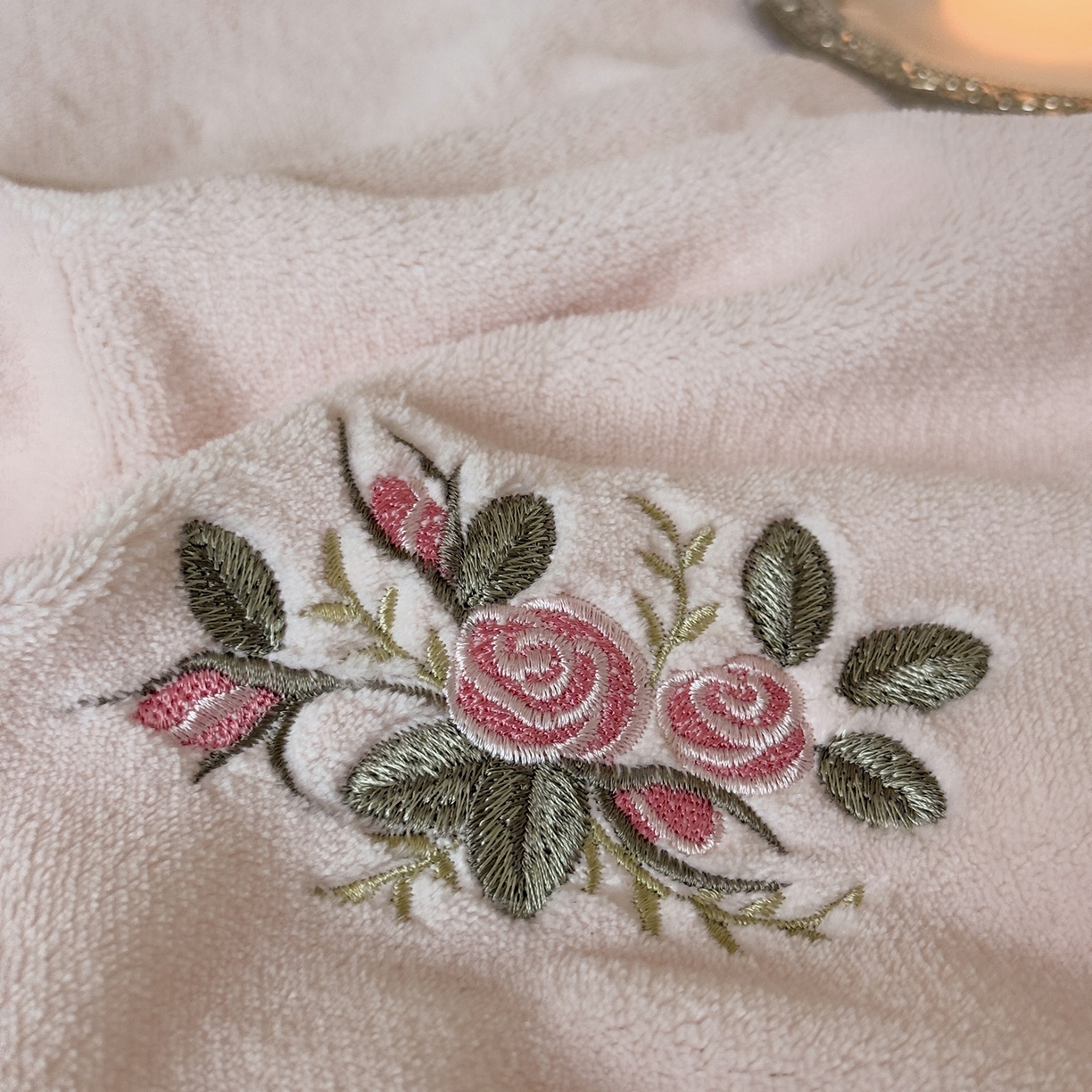 91家纺网 家纺一手货源 找家纺 （总）鹿班家居 2025新款冬季高克重牛奶绒刺绣系列四件套-樱花拾雪（标准会员-10元）