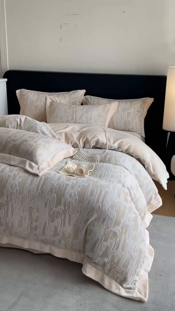 91家纺网 家纺一手货源 找家纺 民新家纺 2025新款牛奶绒宽包边雕花四件套 英伦骑士-浅米咖