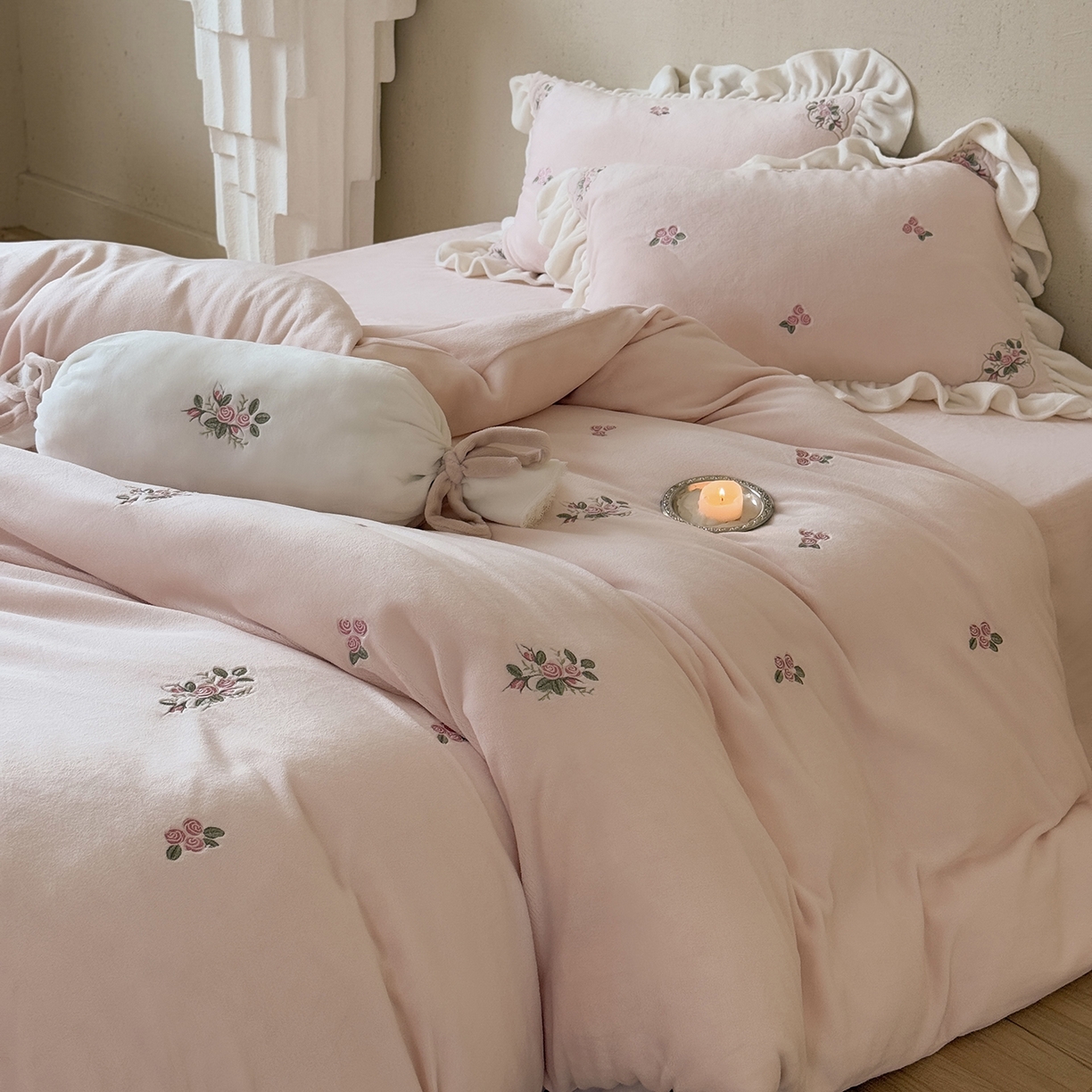 91家纺网 家纺一手货源 找家纺 （总）鹿班家居 2025新款冬季高克重牛奶绒刺绣系列四件套-樱花拾雪（标准会员-10元）