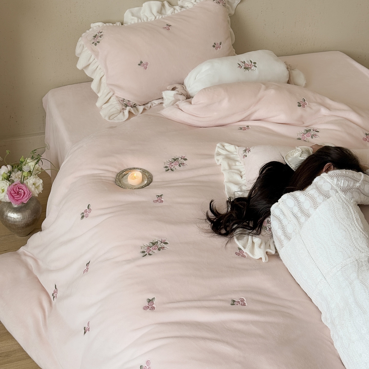 91家纺网 家纺一手货源 找家纺 （总）鹿班家居 2025新款冬季高克重牛奶绒刺绣系列四件套-樱花拾雪（标准会员-10元）