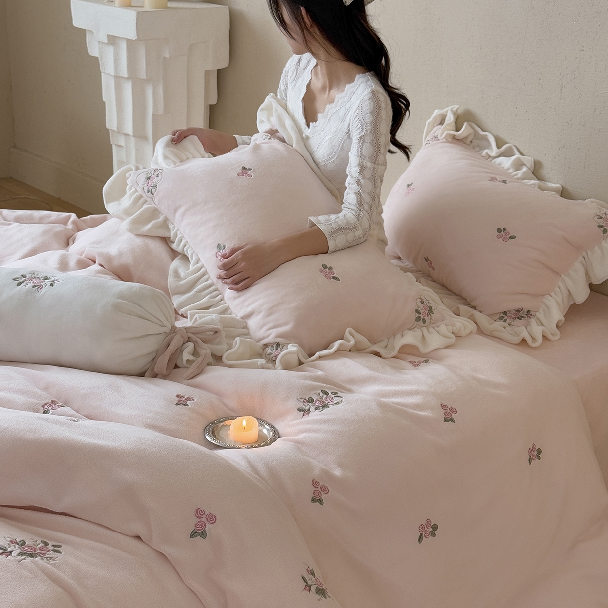 91家纺网 家纺一手货源 找家纺 （总）鹿班家居 2025新款冬季高克重牛奶绒刺绣系列四件套-樱花拾雪（标准会员-10元）