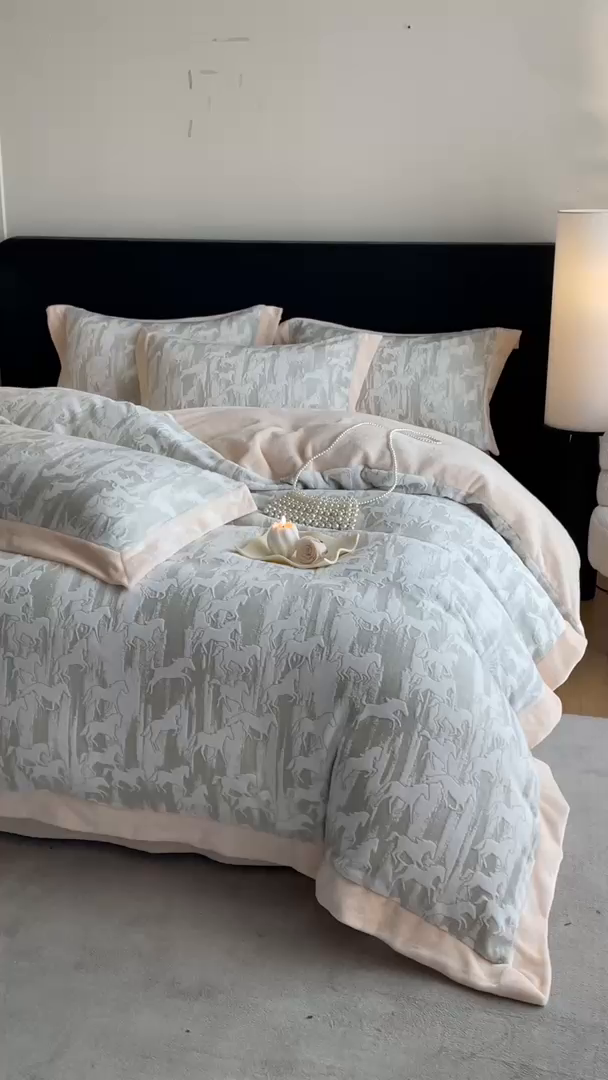 91家纺网 家纺一手货源 找家纺 民新家纺 2025新款牛奶绒宽包边雕花四件套 英伦骑士-浅米灰