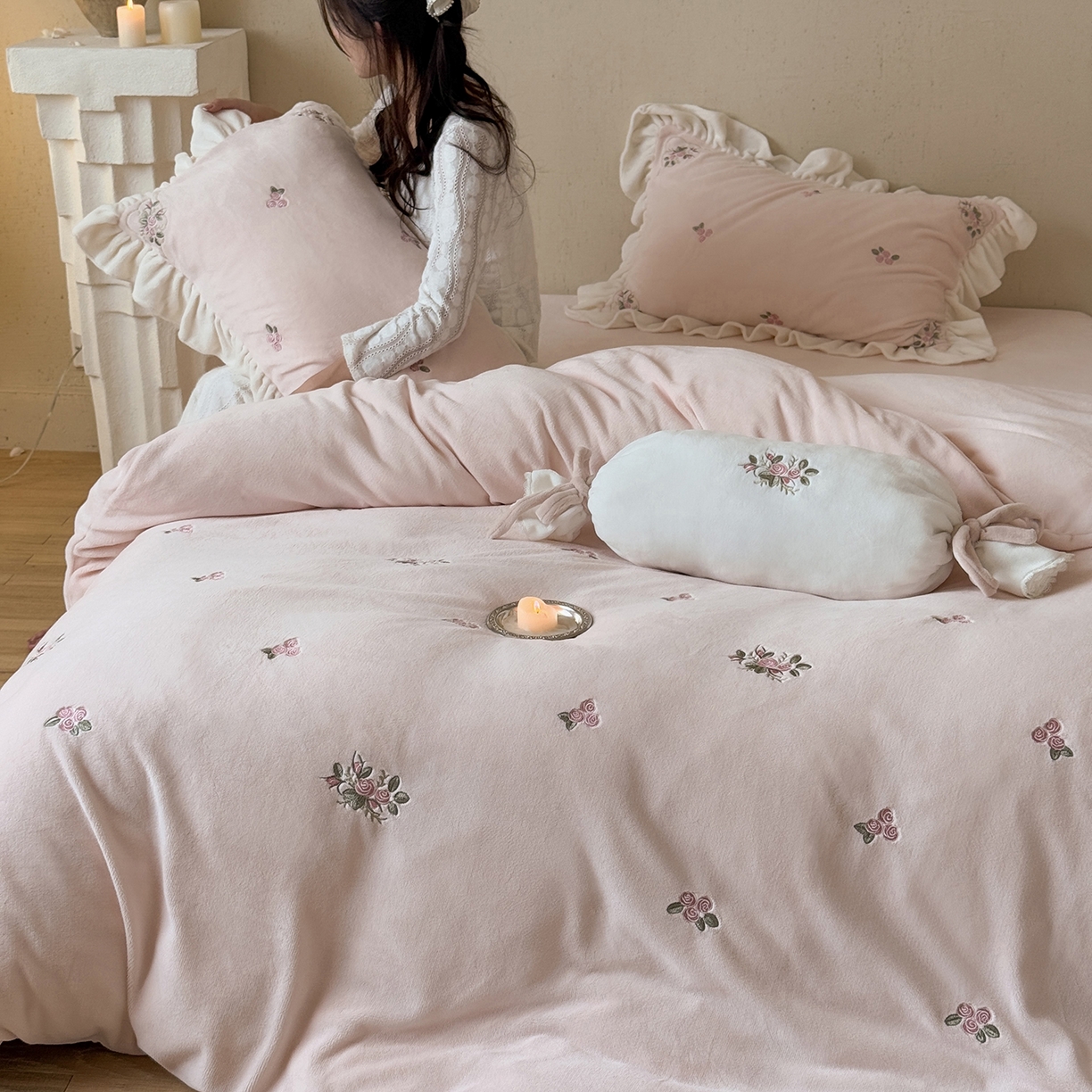 91家纺网 家纺一手货源 找家纺 （总）鹿班家居 2025新款冬季高克重牛奶绒刺绣系列四件套-樱花拾雪（标准会员-10元）