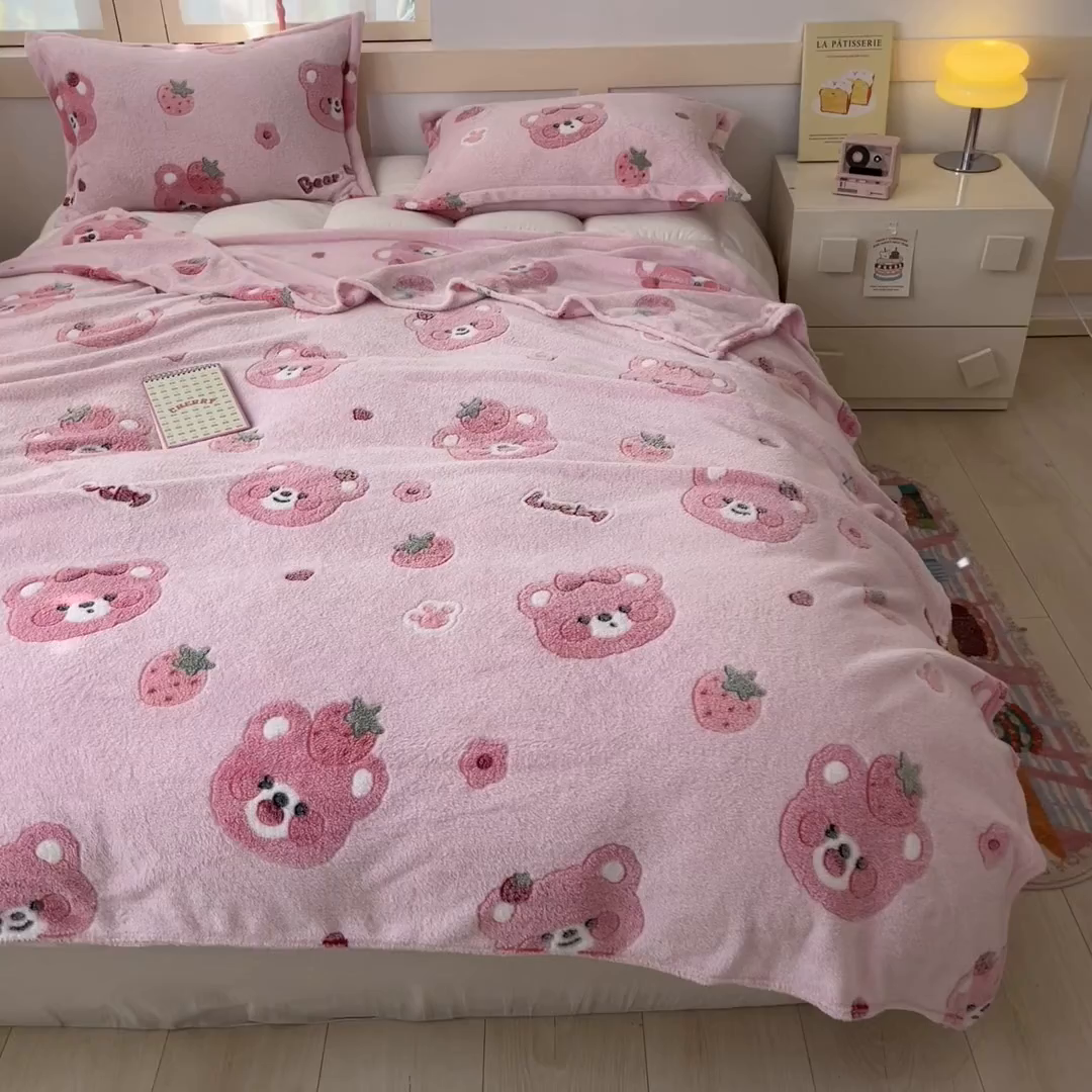 91家纺网 家纺一手货源 找家纺 川悦生活 2025新款高克重双面雪花绒印花毛毯三件套 毛毯甜系粉熊