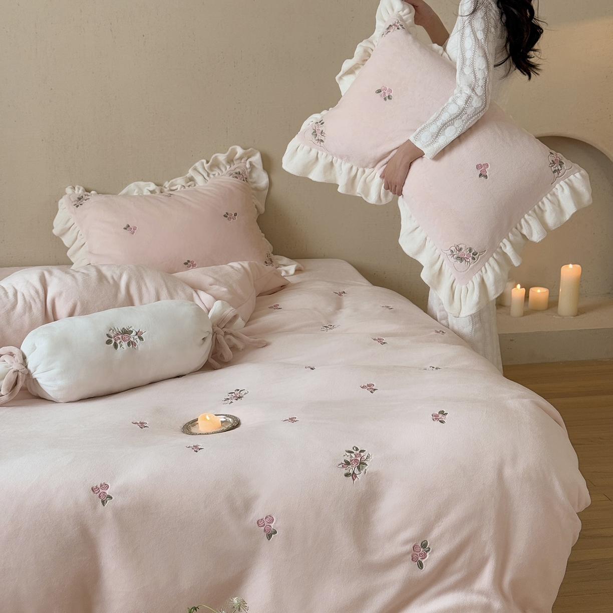 91家纺网 家纺一手货源 找家纺 （总）鹿班家居 2025新款冬季高克重牛奶绒刺绣系列四件套-樱花拾雪（标准会员-10元）