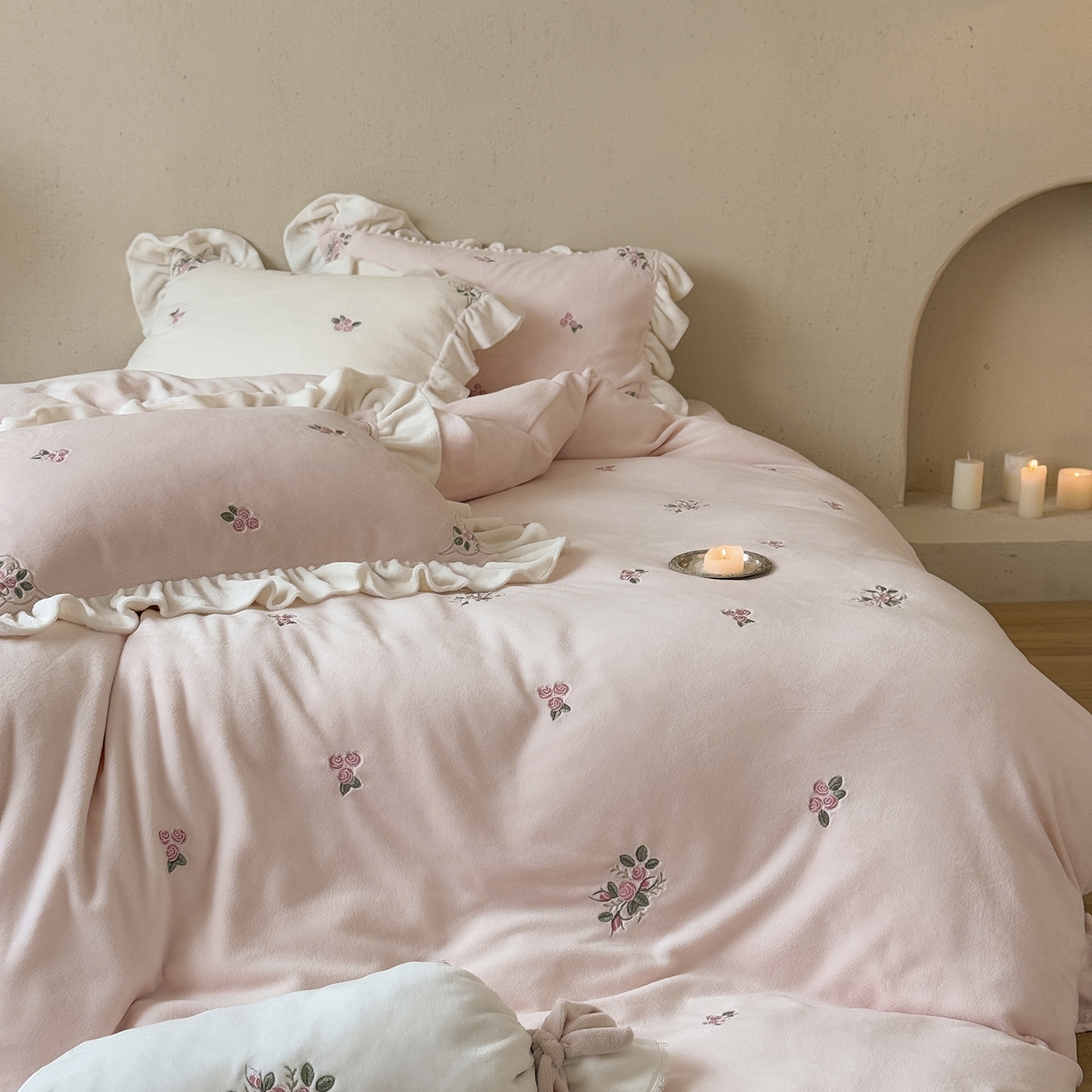 91家纺网 家纺一手货源 找家纺 （总）鹿班家居 2025新款冬季高克重牛奶绒刺绣系列四件套-樱花拾雪（标准会员-10元）