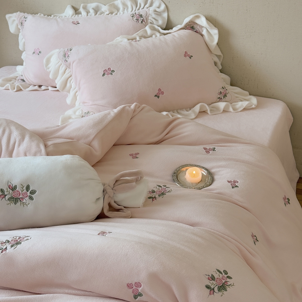 91家纺网 家纺一手货源 找家纺 （总）鹿班家居 2025新款冬季高克重牛奶绒刺绣系列四件套-樱花拾雪（标准会员-10元）