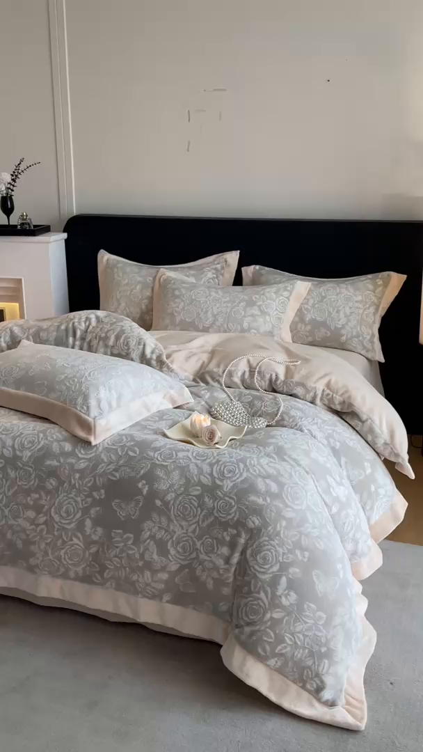 91家纺网 家纺一手货源 找家纺 民新家纺 2025新款牛奶绒宽包边雕花四件套 永恒之爱-羊绒灰