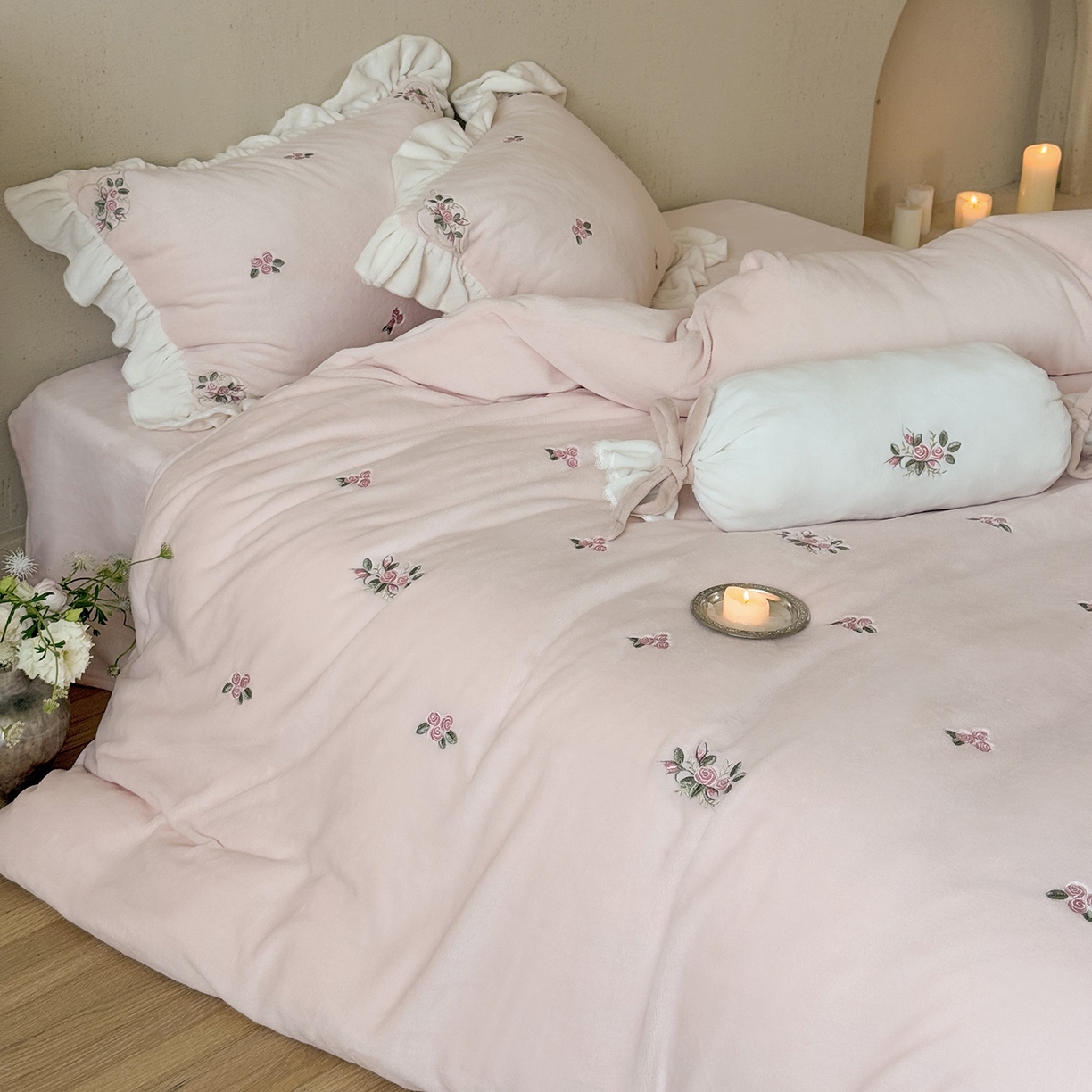 91家纺网 家纺一手货源 找家纺 鹿班家居 2025新款冬季高克重牛奶绒刺绣系列四件套-樱花拾雪（标准会员-10元） 粉色