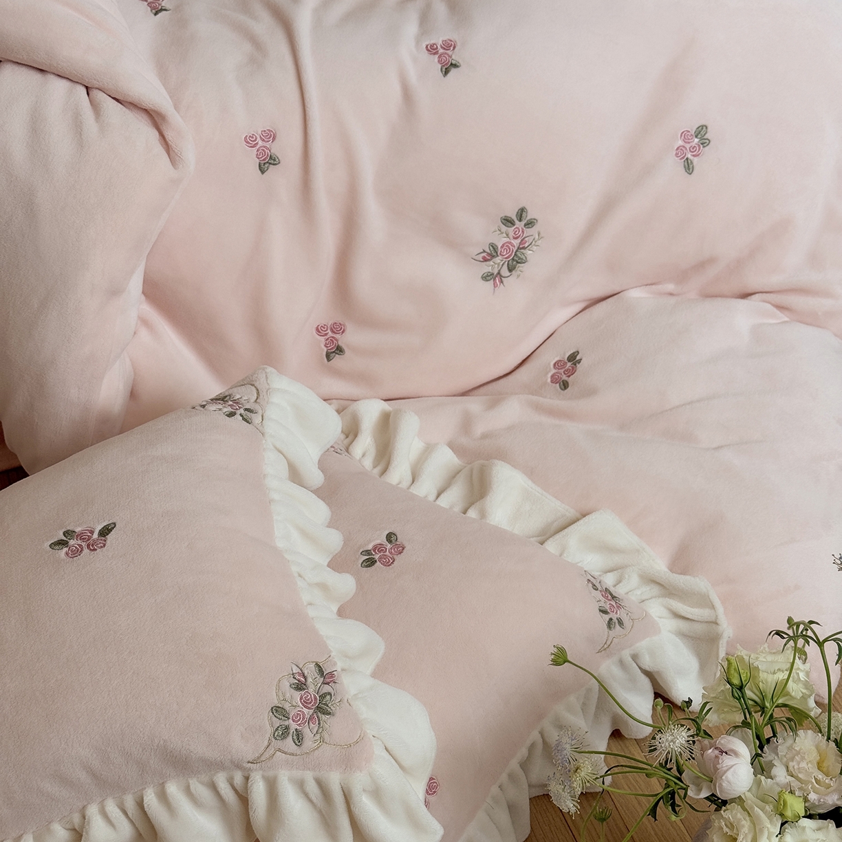 91家纺网 家纺一手货源 找家纺 鹿班家居 2025新款冬季高克重牛奶绒刺绣系列四件套-樱花拾雪（标准会员-10元） 粉色