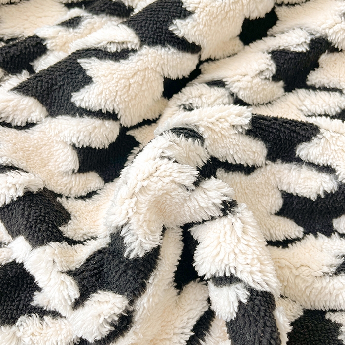 91家纺网 家纺一手货源 找家纺 可恩欣 2025新款舒棉绒提花双层毛毯-留白-羽墨千语黑