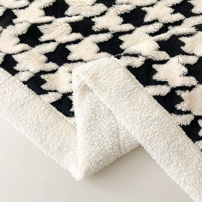 91家纺网 家纺一手货源 找家纺 可恩欣 2025新款舒棉绒提花双层毛毯-留白-羽墨千语黑