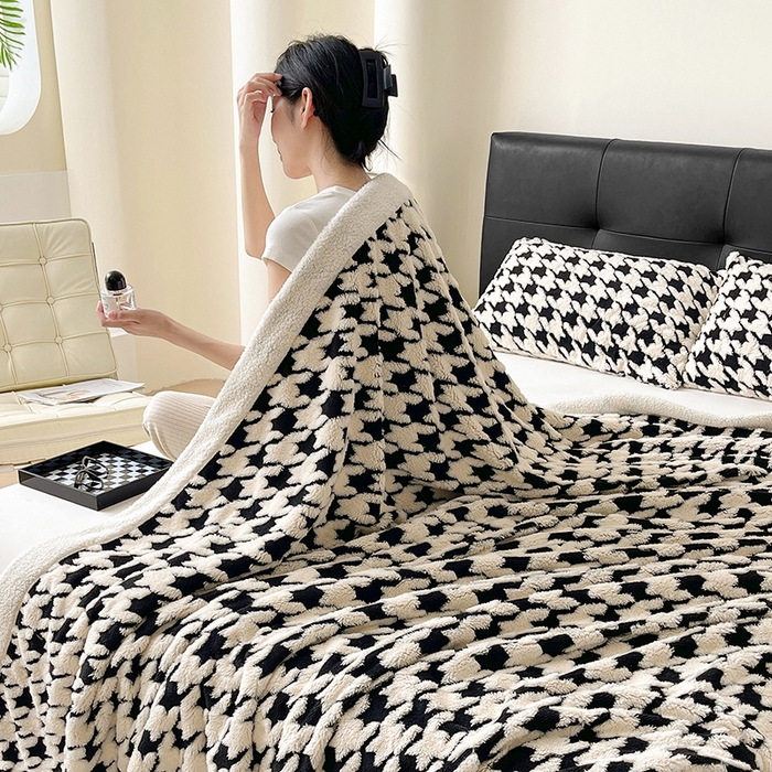 91家纺网 家纺一手货源 找家纺 可恩欣 2025新款舒棉绒提花双层毛毯-留白-羽墨千语黑