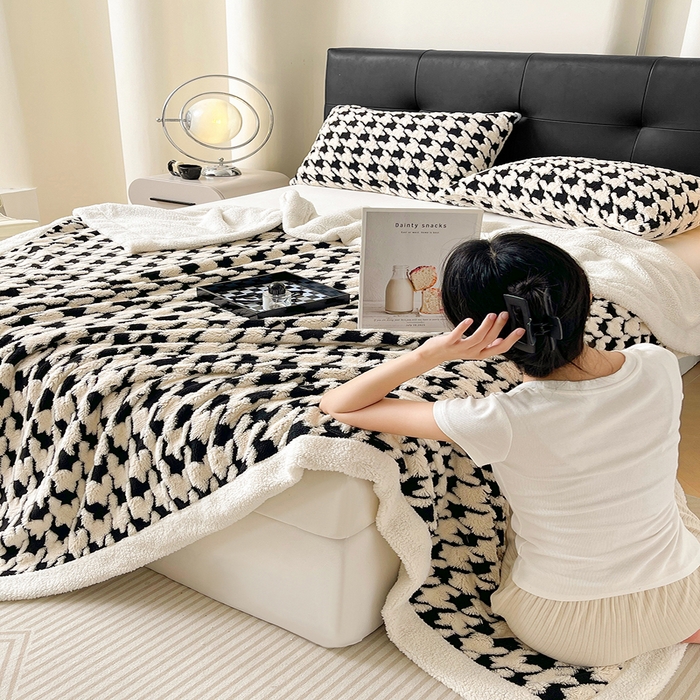 91家纺网 家纺一手货源 找家纺 可恩欣 2025新款舒棉绒提花双层毛毯-留白-羽墨千语黑