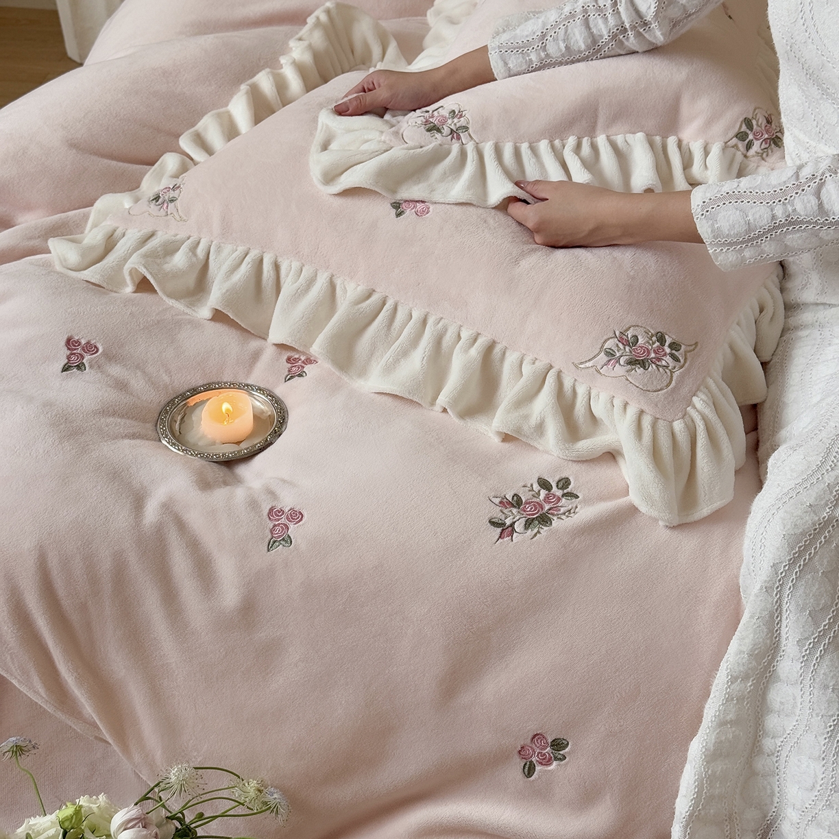 91家纺网 家纺一手货源 找家纺 鹿班家居 2025新款冬季高克重牛奶绒刺绣系列四件套-樱花拾雪（标准会员-10元） 粉色