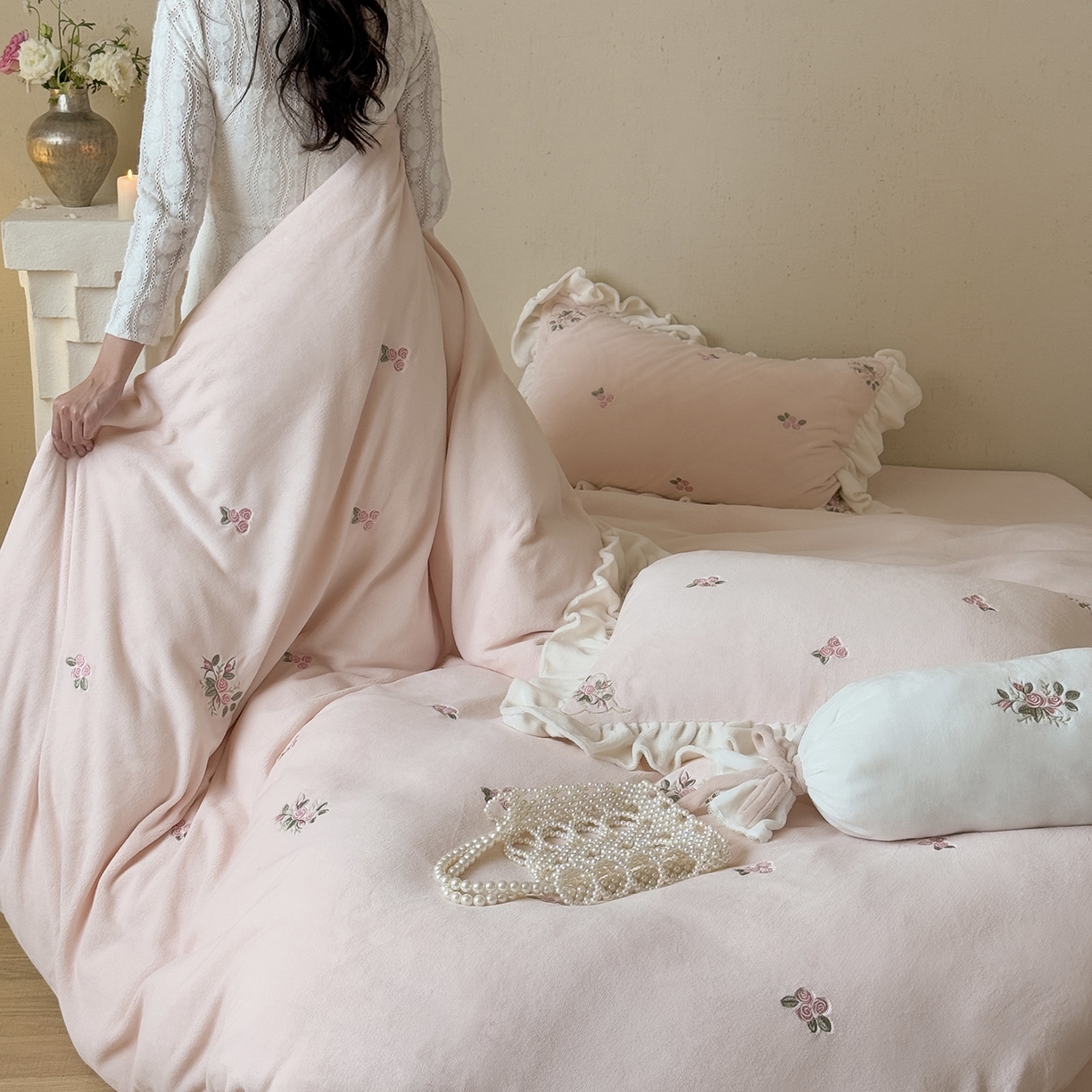 91家纺网 家纺一手货源 找家纺 鹿班家居 2025新款冬季高克重牛奶绒刺绣系列四件套-樱花拾雪（标准会员-10元） 粉色