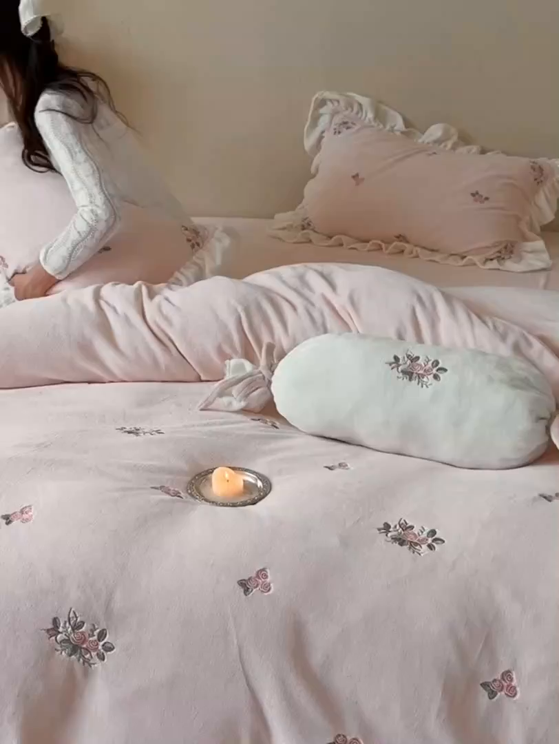 91家纺网 家纺一手货源 找家纺 鹿班家居 2025新款冬季高克重牛奶绒刺绣系列四件套-樱花拾雪（标准会员-10元） 粉色