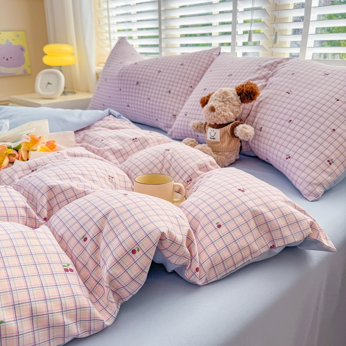 91家纺网 家纺一手货源 找家纺 仟岸家纺 2025新款亲肤舒适水洗棉四件套系列 格子樱桃