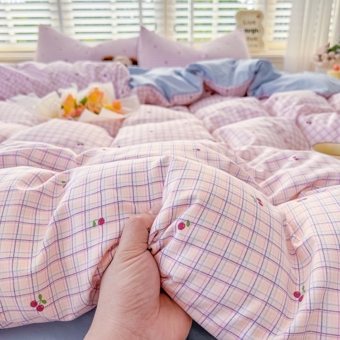 91家纺网 家纺一手货源 找家纺 仟岸家纺 2025新款亲肤舒适水洗棉四件套系列 格子樱桃