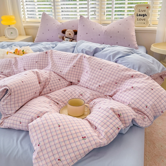 91家纺网 家纺一手货源 找家纺 仟岸家纺 2025新款亲肤舒适水洗棉四件套系列 格子樱桃