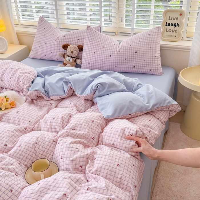 91家纺网 家纺一手货源 找家纺 仟岸家纺 2025新款亲肤舒适水洗棉四件套系列 格子樱桃
