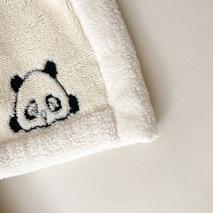 91家纺网 家纺一手货源 找家纺 可恩欣 2025新款舒棉绒提花双层毛毯-留白-羽墨小熊猫
