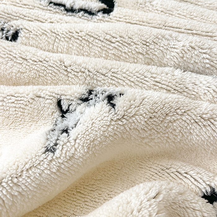 91家纺网 家纺一手货源 找家纺 可恩欣 2025新款舒棉绒提花双层毛毯-留白-羽墨小熊猫