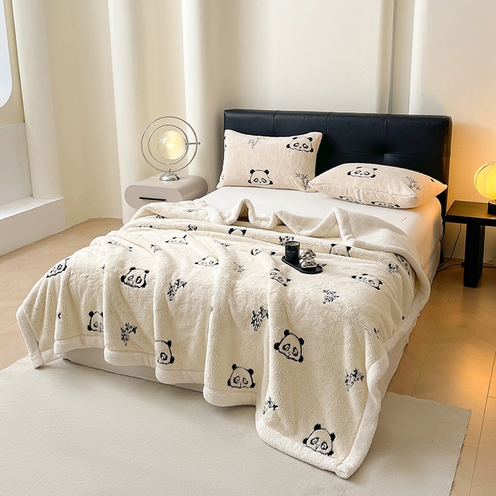 91家纺网 家纺一手货源 找家纺 可恩欣 2025新款舒棉绒提花双层毛毯-留白-羽墨小熊猫