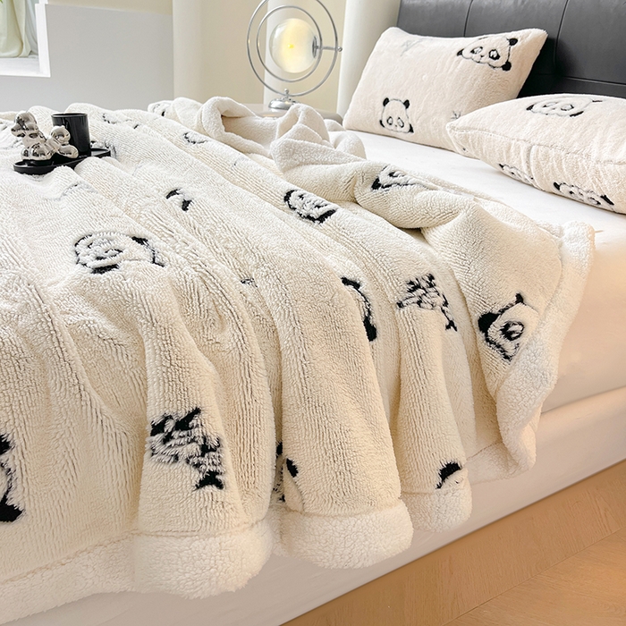 91家纺网 家纺一手货源 找家纺 可恩欣 2025新款舒棉绒提花双层毛毯-留白-羽墨小熊猫