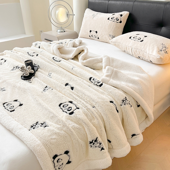 91家纺网 家纺一手货源 找家纺 可恩欣 2025新款舒棉绒提花双层毛毯-留白-羽墨小熊猫