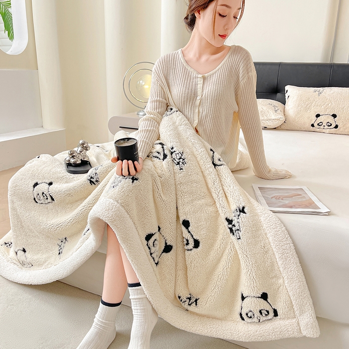 91家纺网 家纺一手货源 找家纺 可恩欣 2025新款舒棉绒提花双层毛毯-留白-羽墨小熊猫